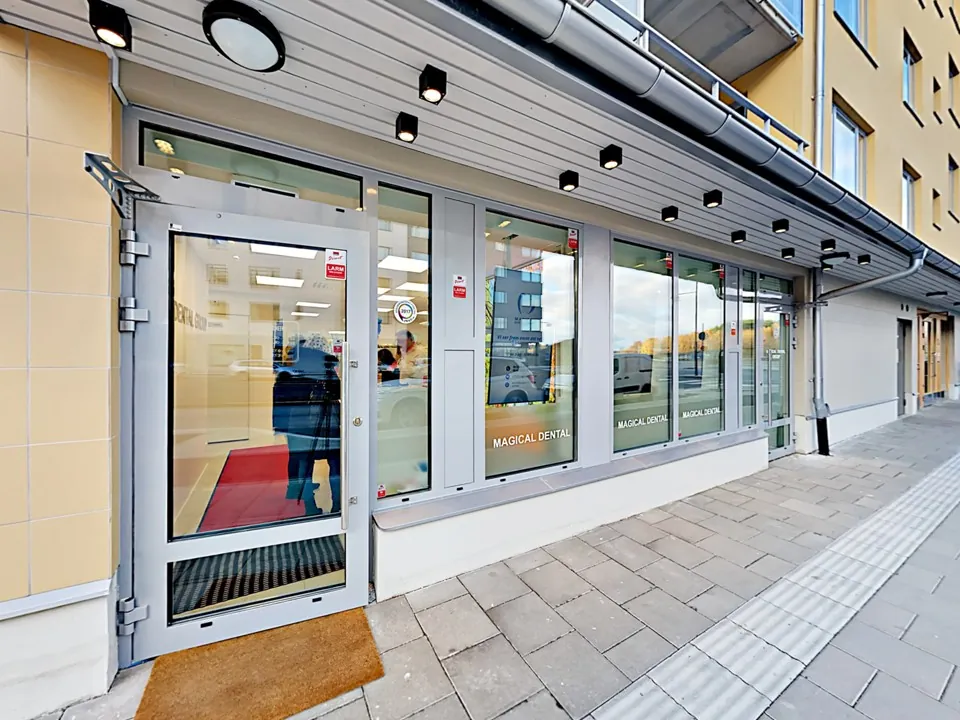 Entrén till Magical Dental Group på Barkarbyvägen 71