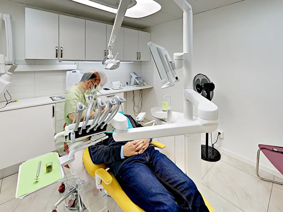 Tandläkare mitt i en behandling på Magical Dental Group